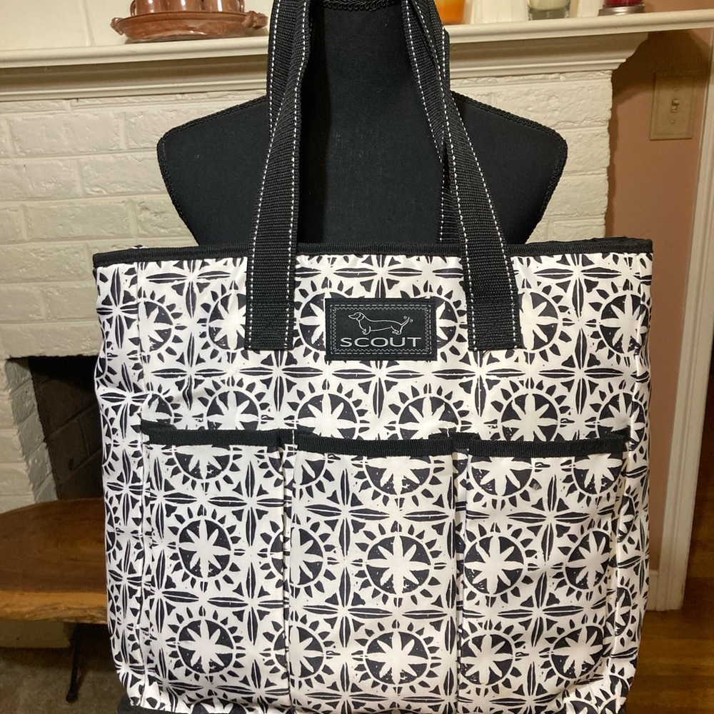 Scout Black & White Geometric Pocket Tote…..Insulated….Excellent Condition